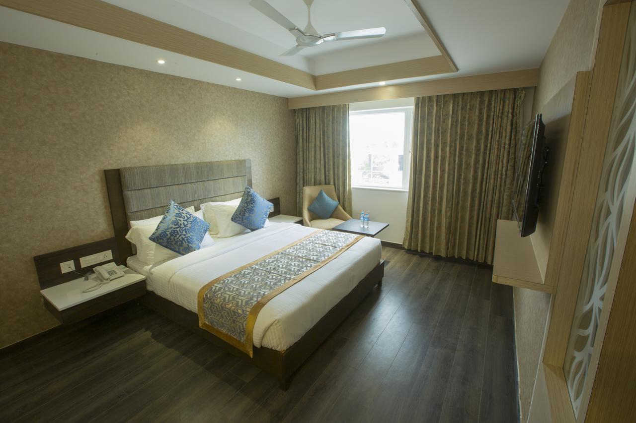 Hotel Saradha Grande Pudukkottai Bagian luar foto